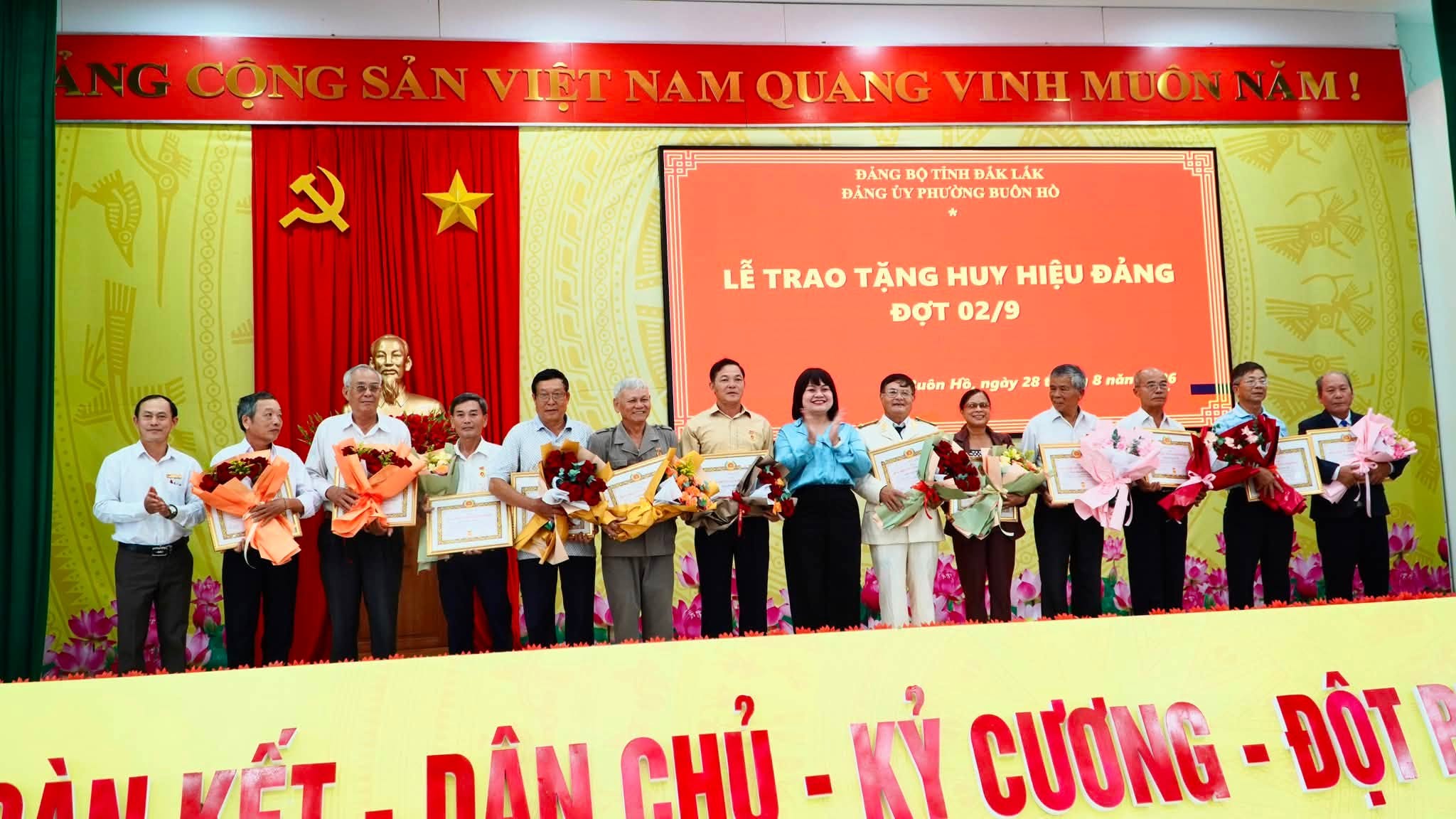 Phường Buôn Hồ trao tặng Huy hiệu Đảng đợt 2/9 cho các đảng viên